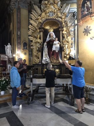 La Confraternita riposiziona la Statua nella sua cappella
